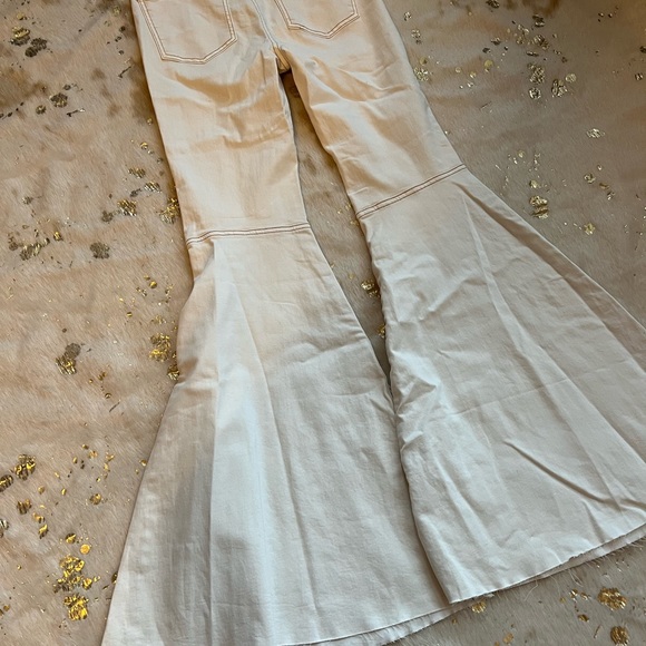 NWT We the Free 27 Float On Flare Jeans
FREE PEOPLE - Picture 10 of 14